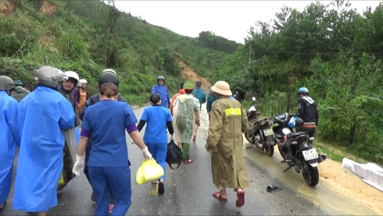 Lở n&uacute;i kinh ho&agrave;ng ở Quảng Nam: Cấm đường, chuyển 2 người bị thương nặng l&ecirc;n tuyến tr&ecirc;n - Ảnh 4.