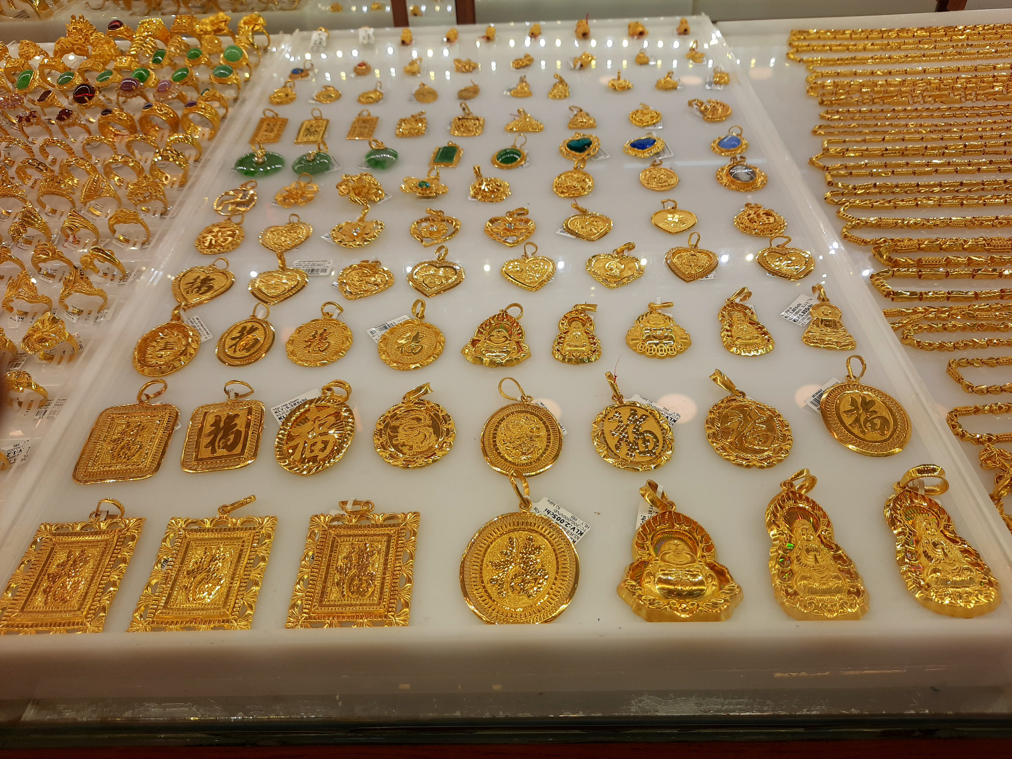 Giá vàng hôm nay 12-11: Thế giới giảm, vẫn rẻ hơn vàng SJC 4 triệu đồng/lượng