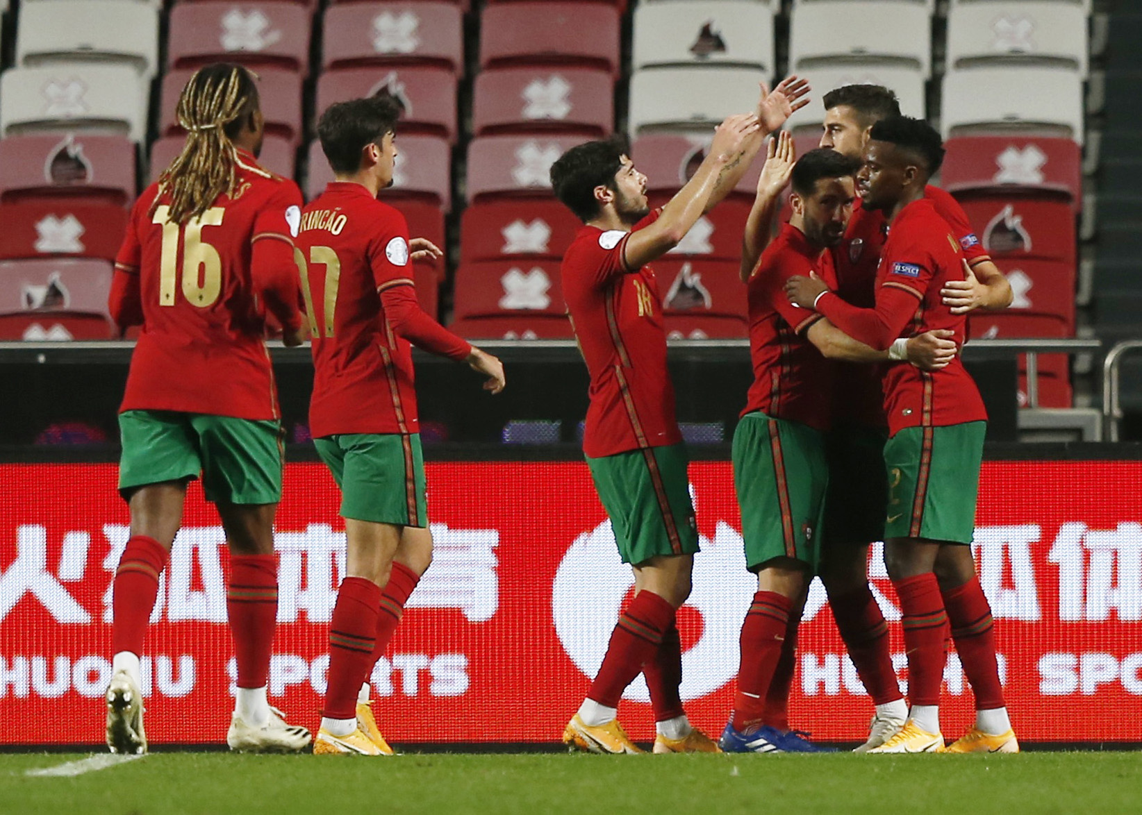 Cữ tập kinh ho&agrave;ng, Bồ Đ&agrave;o Nha tr&uacute;t mưa b&agrave;n thắng trước Andorra - Ảnh 3.