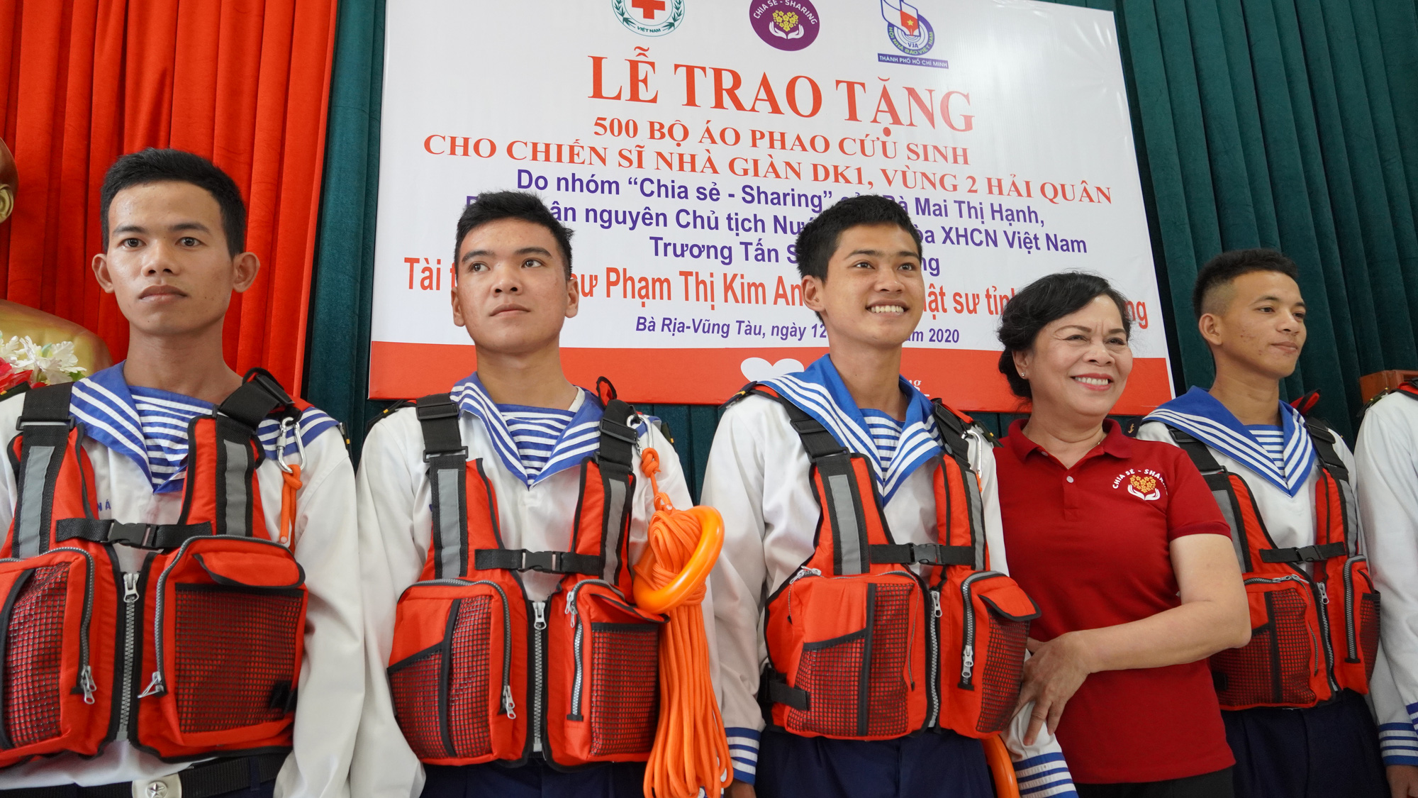 Phu nhân nguyên Chủ tịch nước Trương Tấn Sang trao quà cho chiến sĩ Nhà Giàn DK1