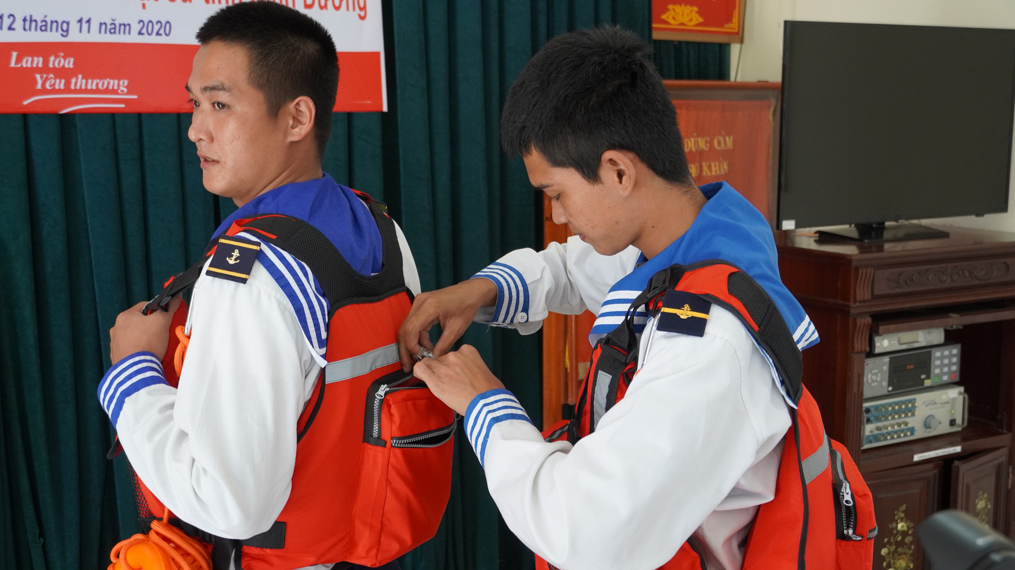 Phu nh&acirc;n nguy&ecirc;n Chủ tịch nước Trương Tấn Sang trao qu&agrave; cho chiến sĩ Nh&agrave; Gi&agrave;n DK1 - Ảnh 2.