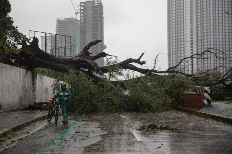 Bão Vamco sắp rời Philippines, hướng về Việt Nam