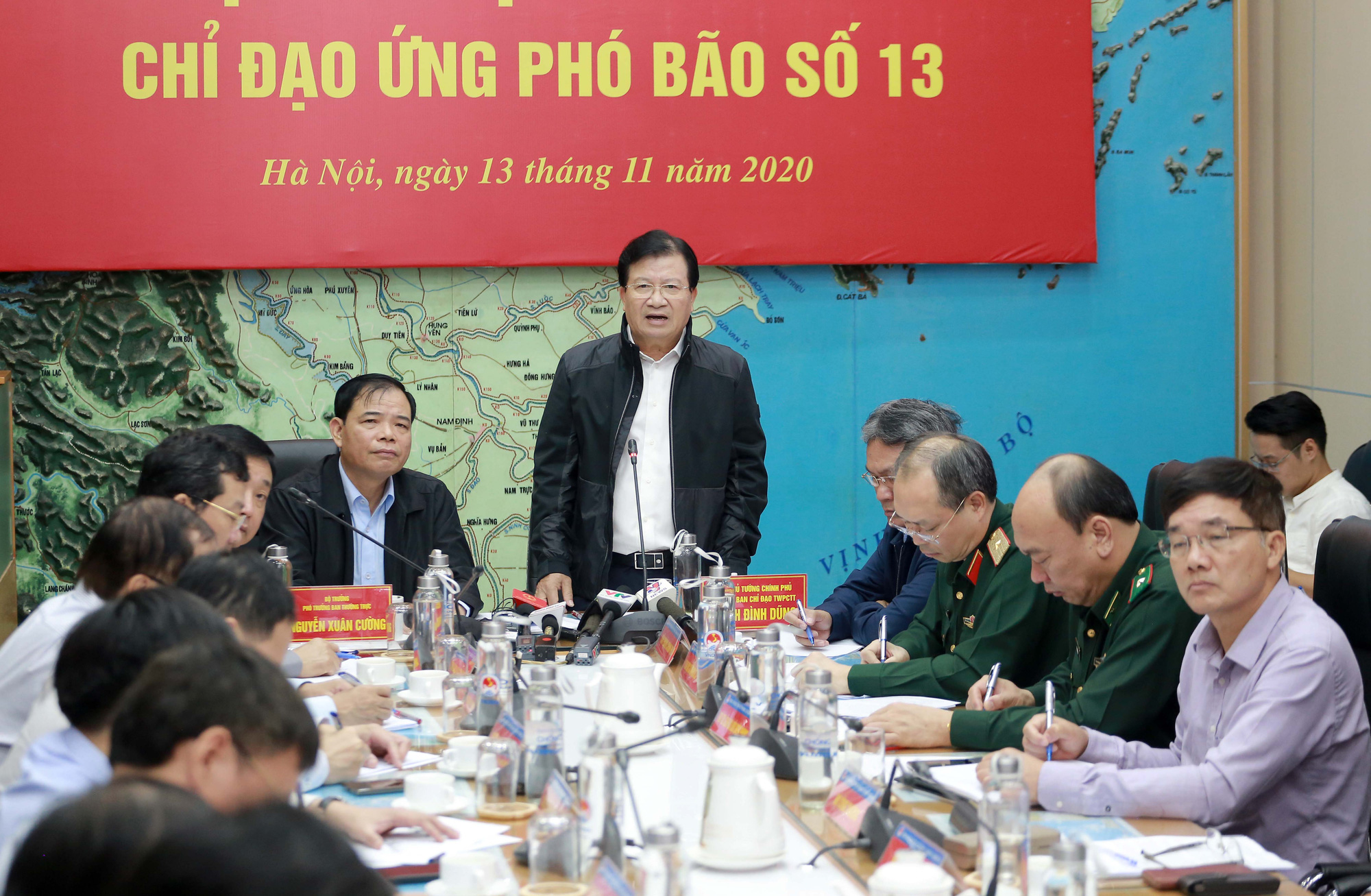 Bão số 13 quét dọc tuyến biển từ Quảng Ngãi đến Thanh Hóa với sức tàn phá rất lớn trên biển