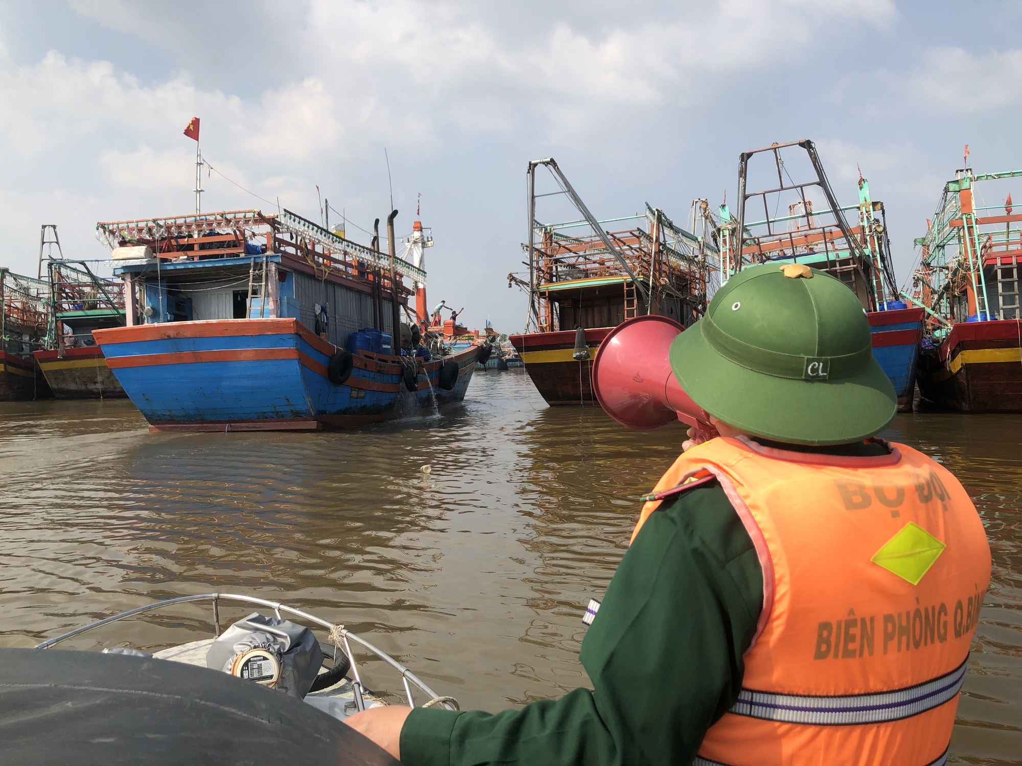 Di dân để tránh cơn bão dữ số 13