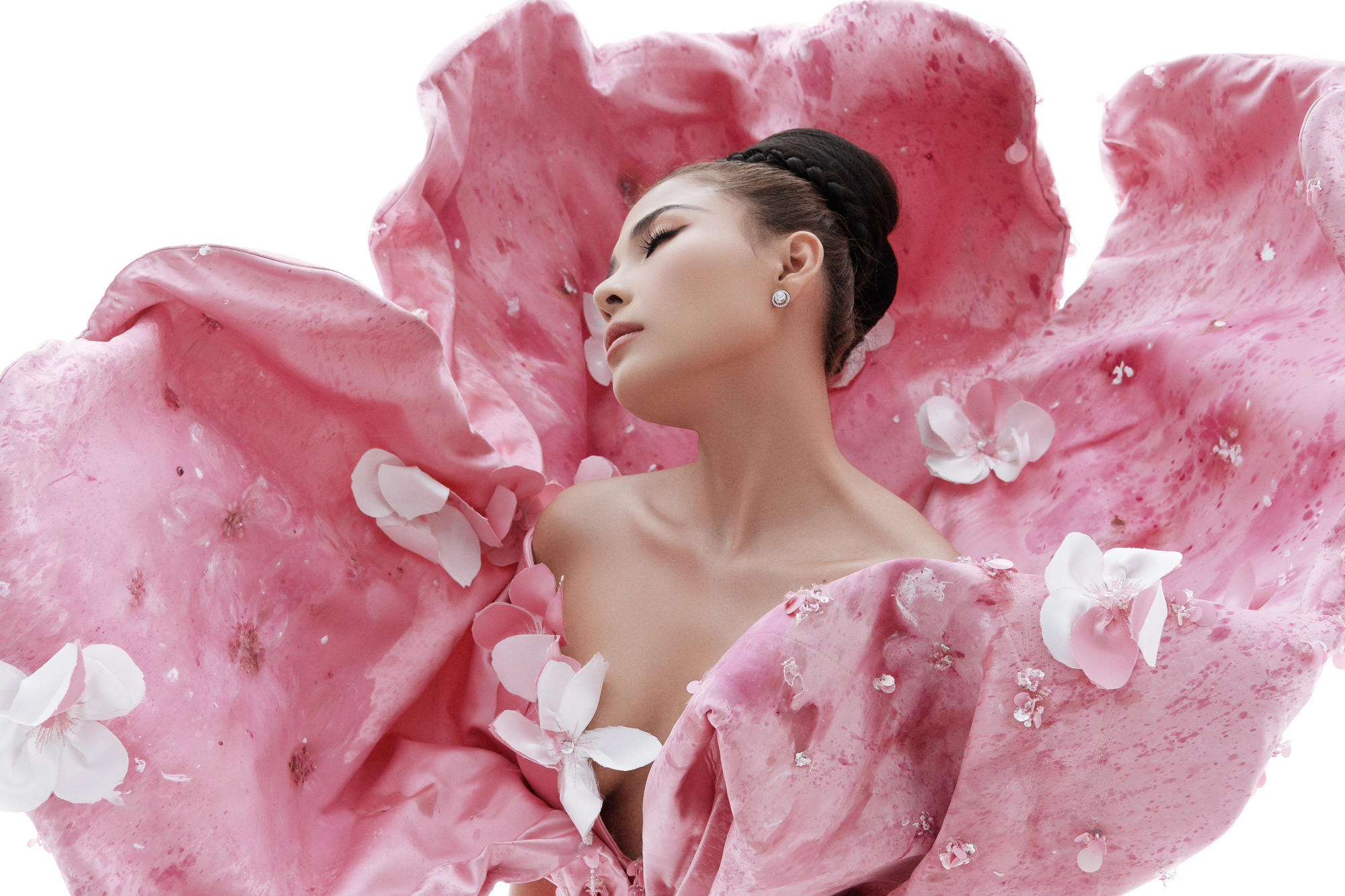 Thúy Diễm khoe làn da nâu mừng phim "Cát đỏ" kết thúc