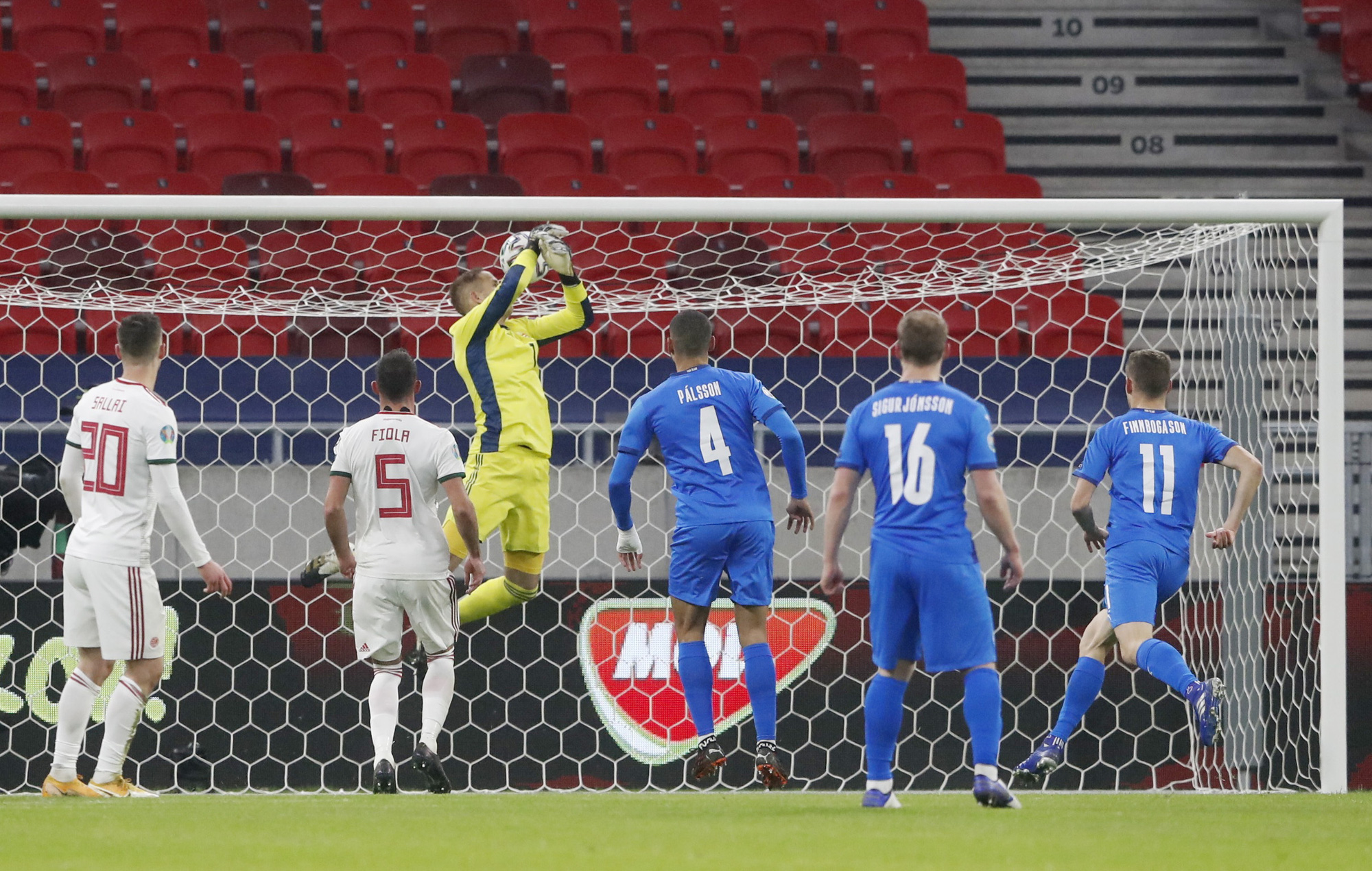 Hungary ngược d&ograve;ng nghẹt thở loại Iceland, đoạt v&eacute; v&agrave;ng đến Euro 2021 - Ảnh 2.