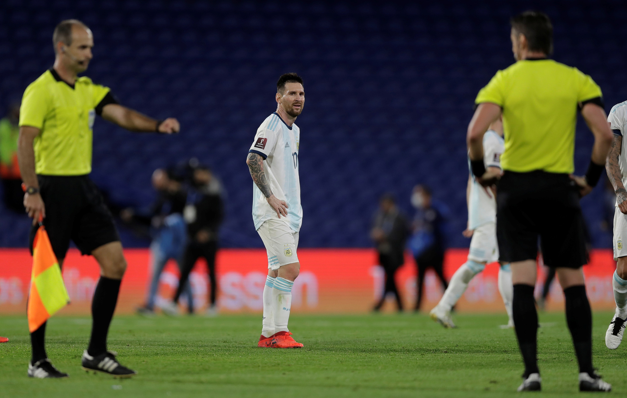 V&ograve;ng loại Word Cup 2022: Messi mất b&agrave;n oan uổng, Argentina vẫn l&ecirc;n ng&ocirc;i đầu - Ảnh 2.