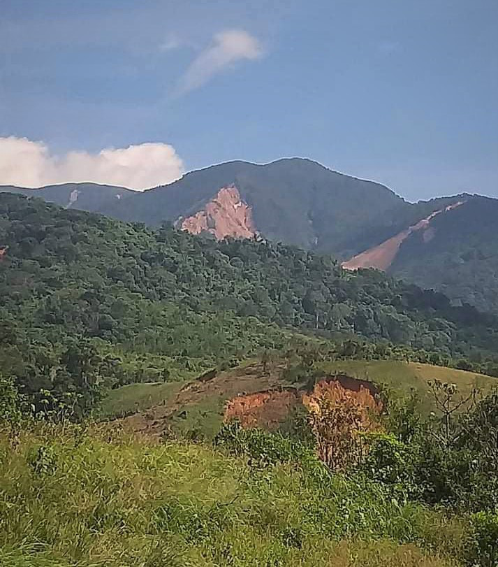 Vụ nhiều tiếng nổ trên núi ở Quảng Trị: Lãnh đạo xã nói gì sau khi trực tiếp vào kiểm tra? - Ảnh 1.