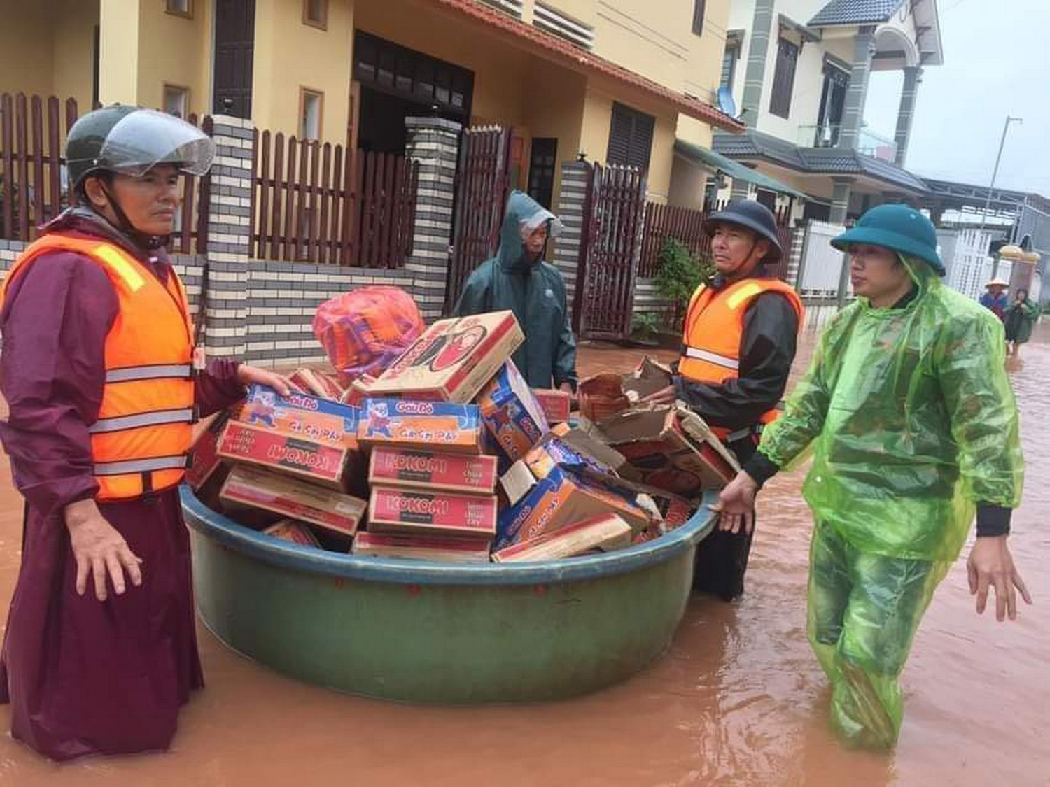 Cứu dân, 1 chủ tịch xã qua đời vì nhiễm vi khuẩn từ nước lũ xâm nhập vết thương