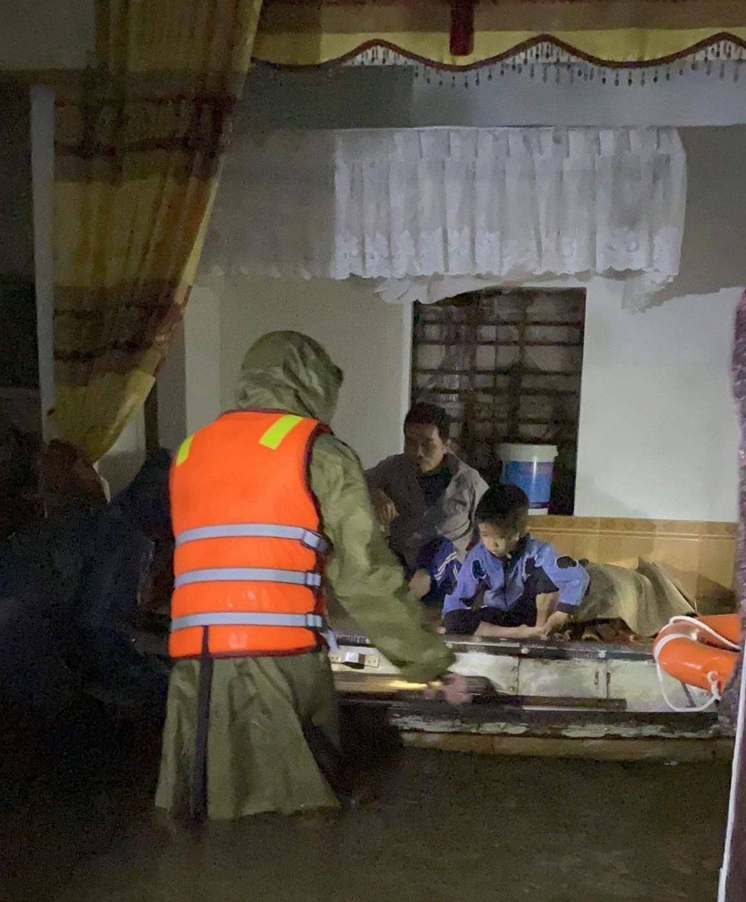 Cứu d&acirc;n, 1 chủ tịch x&atilde; qua đời v&igrave; nhiễm vi khuẩn từ nước lũ x&acirc;m nhập vết thương - Ảnh 2.