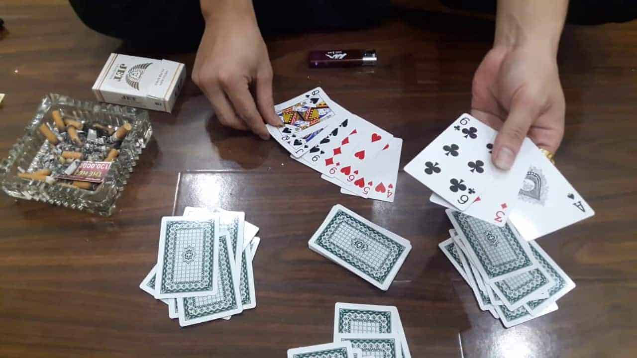 Khách đánh bài ăn tiền, chủ quán có bị xử lý?