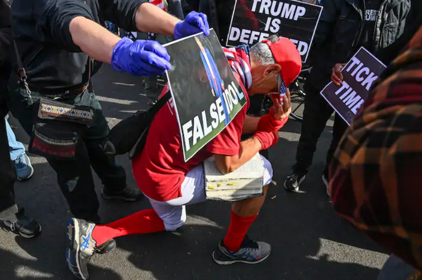 Người biểu t&igrave;nh ủng hộ v&agrave; phản đối Tổng thống Donald Trump đối đầu gần Nh&agrave; Trắng - Ảnh 4.