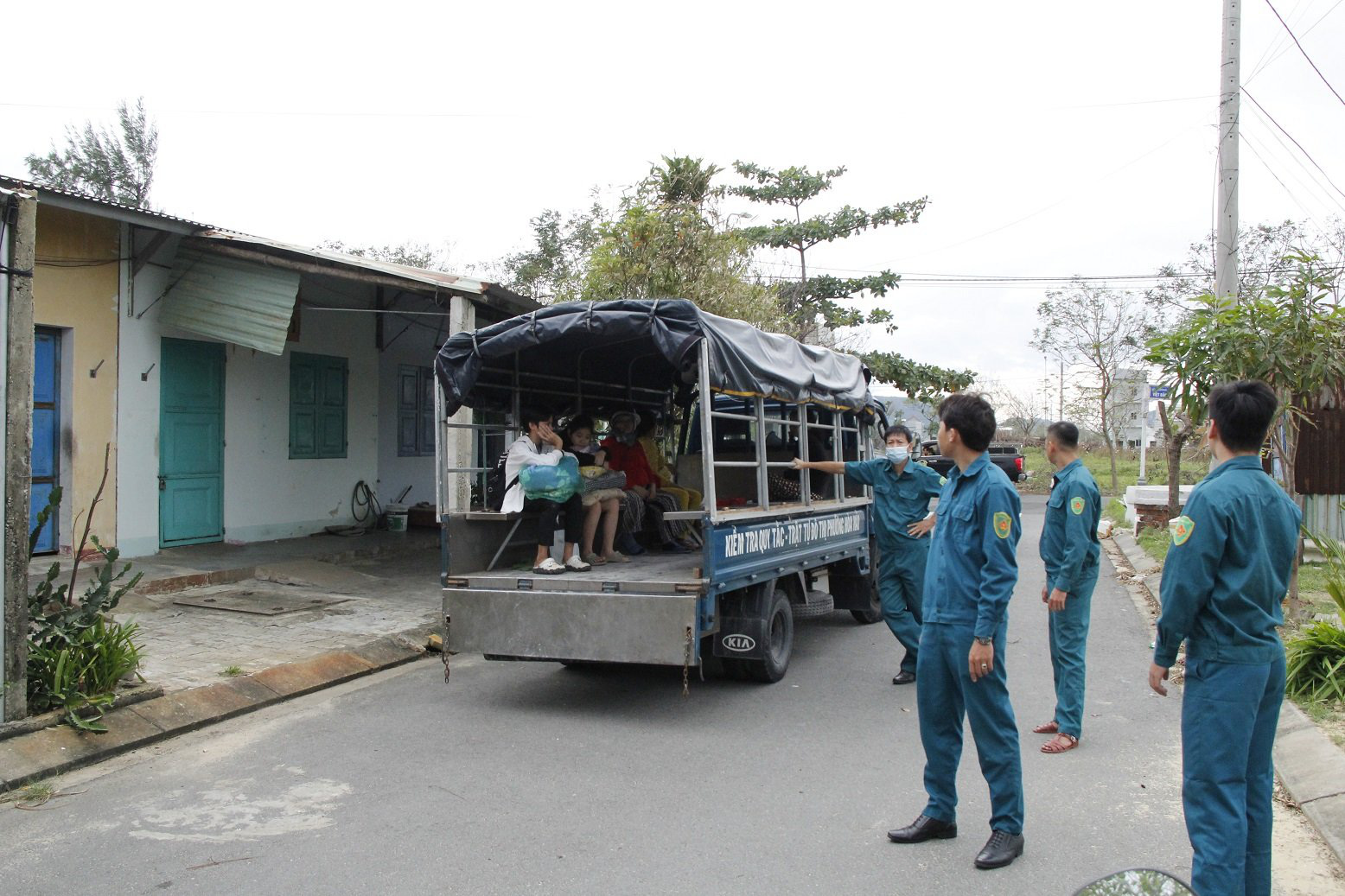 Đà Nẵng sơ tán hơn 92.000 người tránh bão số 13 - Ảnh 4.