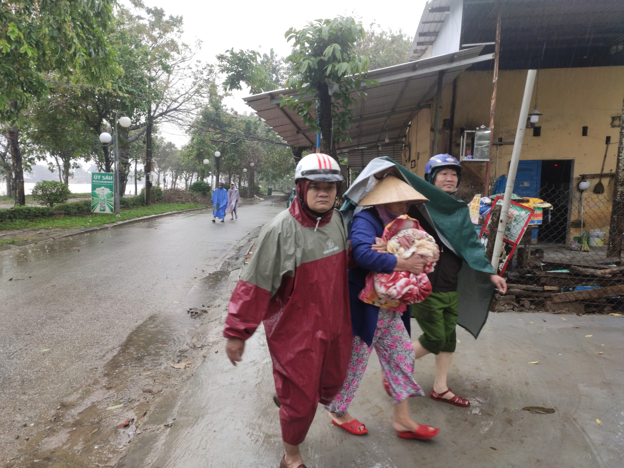 Thừa Thiên - Huế nín thở, gồng mình đón bão số 13 - Ảnh 1.