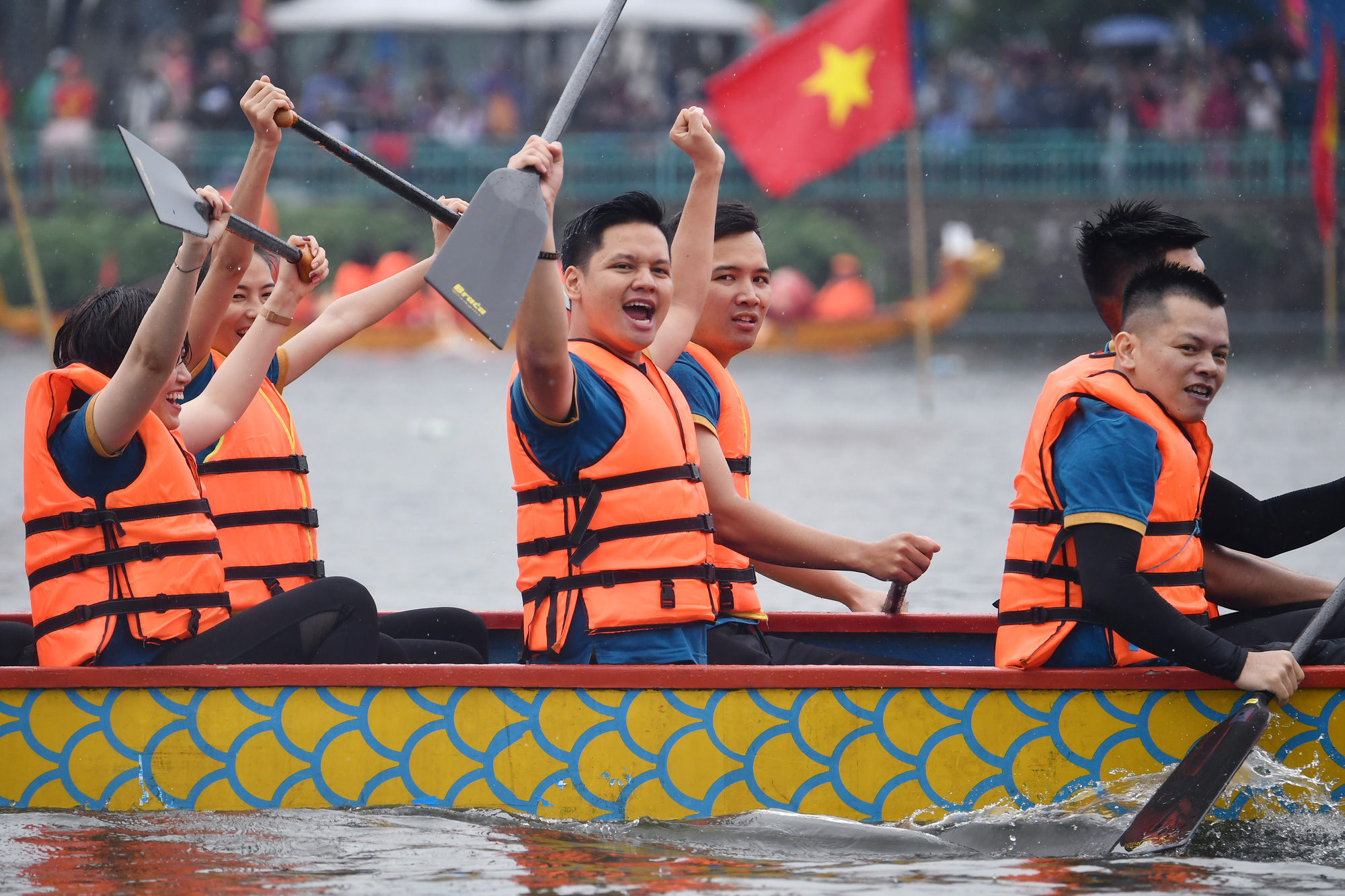Đội Bến Tre gi&agrave;nh ng&ocirc;i qu&aacute;n qu&acirc;n giải bơi chải thuyền rồng tr&ecirc;n Hồ T&acirc;y - Ảnh 2.