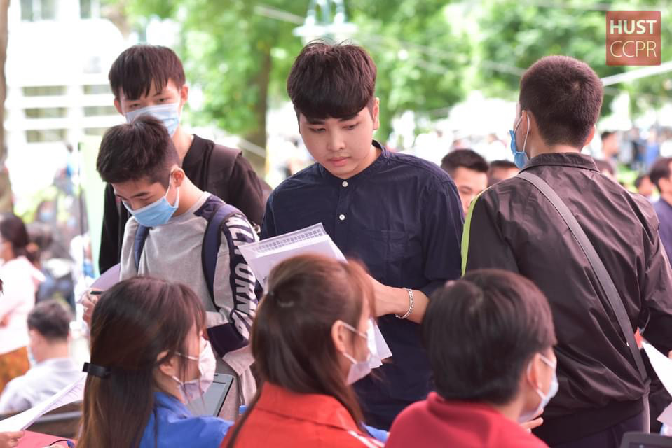 Tạm thở phào với... học phí