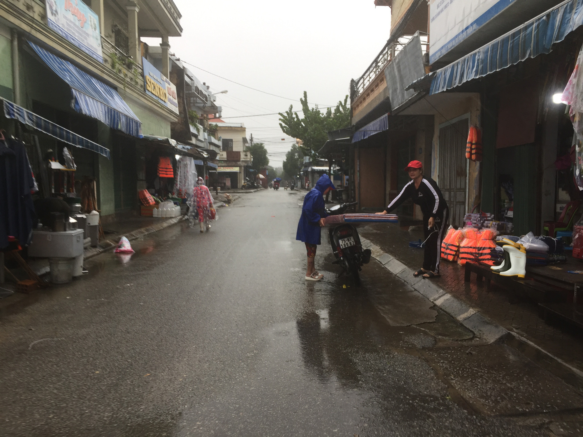 Thừa Thiên - Huế nín thở, gồng mình đón bão số 13 - Ảnh 12.