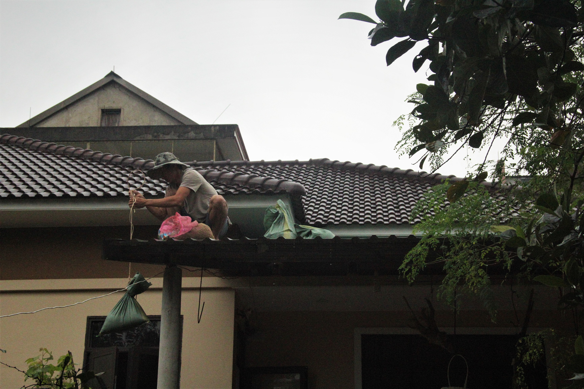 Chùm ảnh: Quảng Trị chạy đua sơ tán dân trước khi bão số 13 đổ bộ - Ảnh 1.