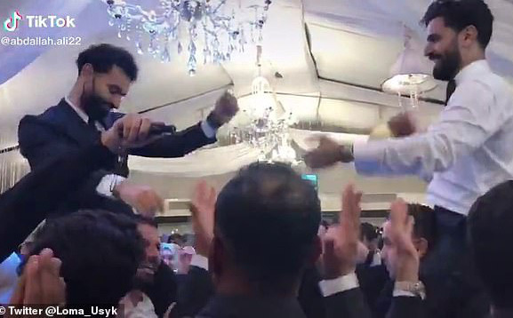 Mohamed Salah nhiễm Covid-19, Liverpool lo hết quân đá Ngoại hạng Anh - Ảnh 2.