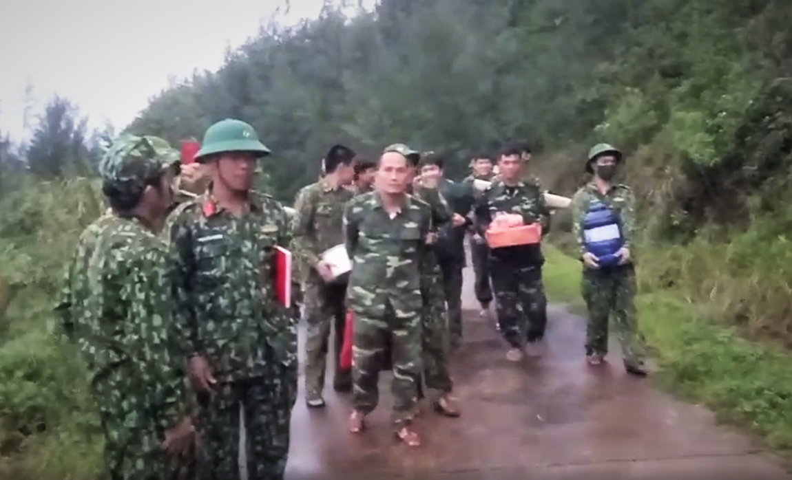 CLIP: Biên phòng cùng người dân trên đảo Cồn Cỏ xuống hầm tránh bão số 13