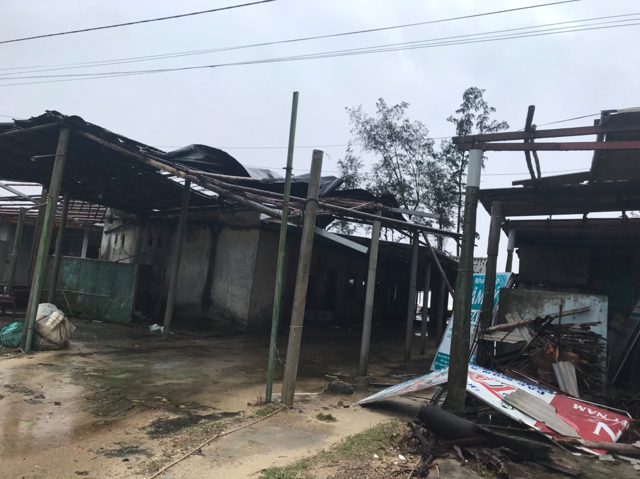 B&atilde;o số 13 v&agrave;o miền Trung: Bờ biển tan hoang, nh&agrave; tốc m&aacute;i, c&acirc;y g&atilde;y la liệt - Ảnh 16.