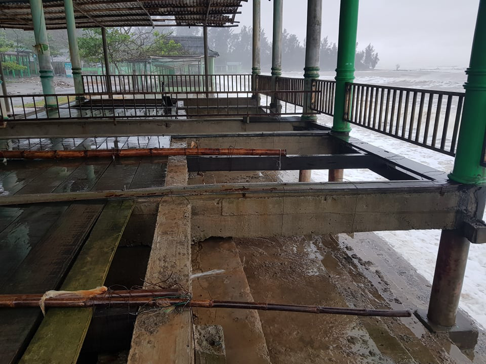 B&atilde;o số 13 v&agrave;o miền Trung: Bờ biển tan hoang, nh&agrave; tốc m&aacute;i, c&acirc;y g&atilde;y la liệt - Ảnh 18.