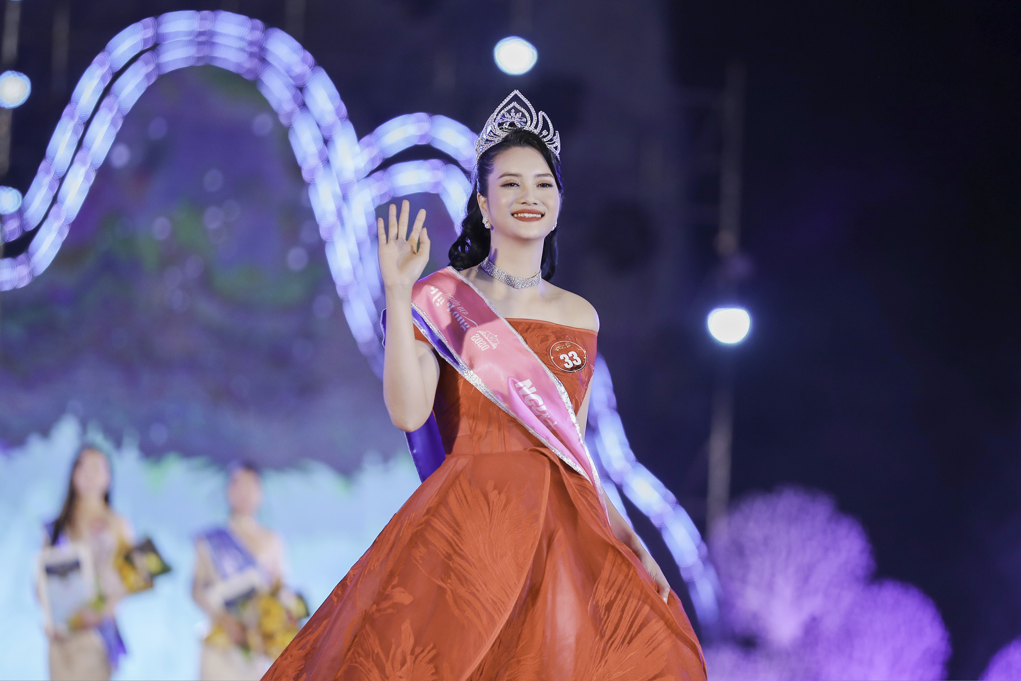 Trần Thị Mai đăng quang Người đẹp Hạ Long 2020, gi&agrave;nh vương miện tiền tỉ - Ảnh 1.