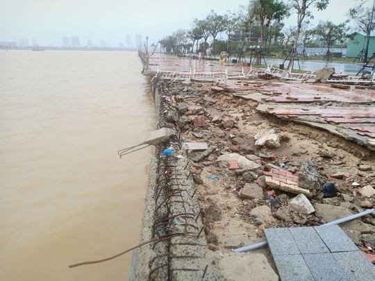 B&atilde;o số 13 v&agrave;o miền Trung: Bờ biển tan hoang, nh&agrave; tốc m&aacute;i, c&acirc;y g&atilde;y la liệt - Ảnh 2.