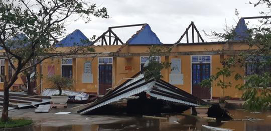 B&atilde;o số 13 v&agrave;o miền Trung: Bờ biển tan hoang, nh&agrave; tốc m&aacute;i, c&acirc;y g&atilde;y la liệt - Ảnh 20.
