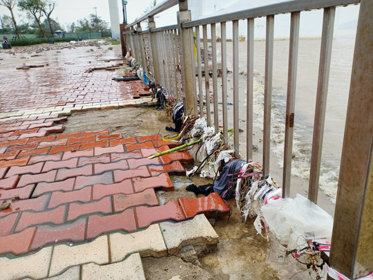 B&atilde;o số 13 v&agrave;o miền Trung: Bờ biển tan hoang, nh&agrave; tốc m&aacute;i, c&acirc;y g&atilde;y la liệt - Ảnh 4.