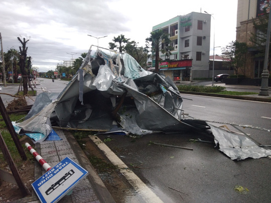 B&atilde;o số 13 v&agrave;o miền Trung: Bờ biển tan hoang, nh&agrave; tốc m&aacute;i, c&acirc;y g&atilde;y la liệt - Ảnh 22.