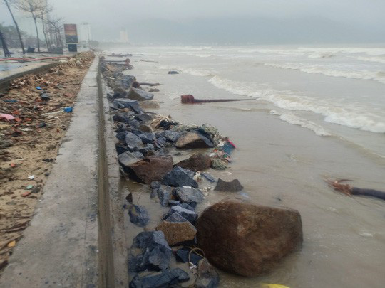 B&atilde;o số 13 v&agrave;o miền Trung: Bờ biển tan hoang, nh&agrave; tốc m&aacute;i, c&acirc;y g&atilde;y la liệt - Ảnh 7.
