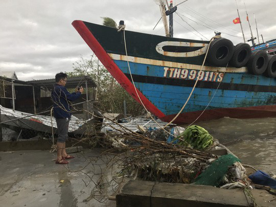 B&atilde;o số 13 v&agrave;o miền Trung: Bờ biển tan hoang, nh&agrave; tốc m&aacute;i, c&acirc;y g&atilde;y la liệt - Ảnh 25.