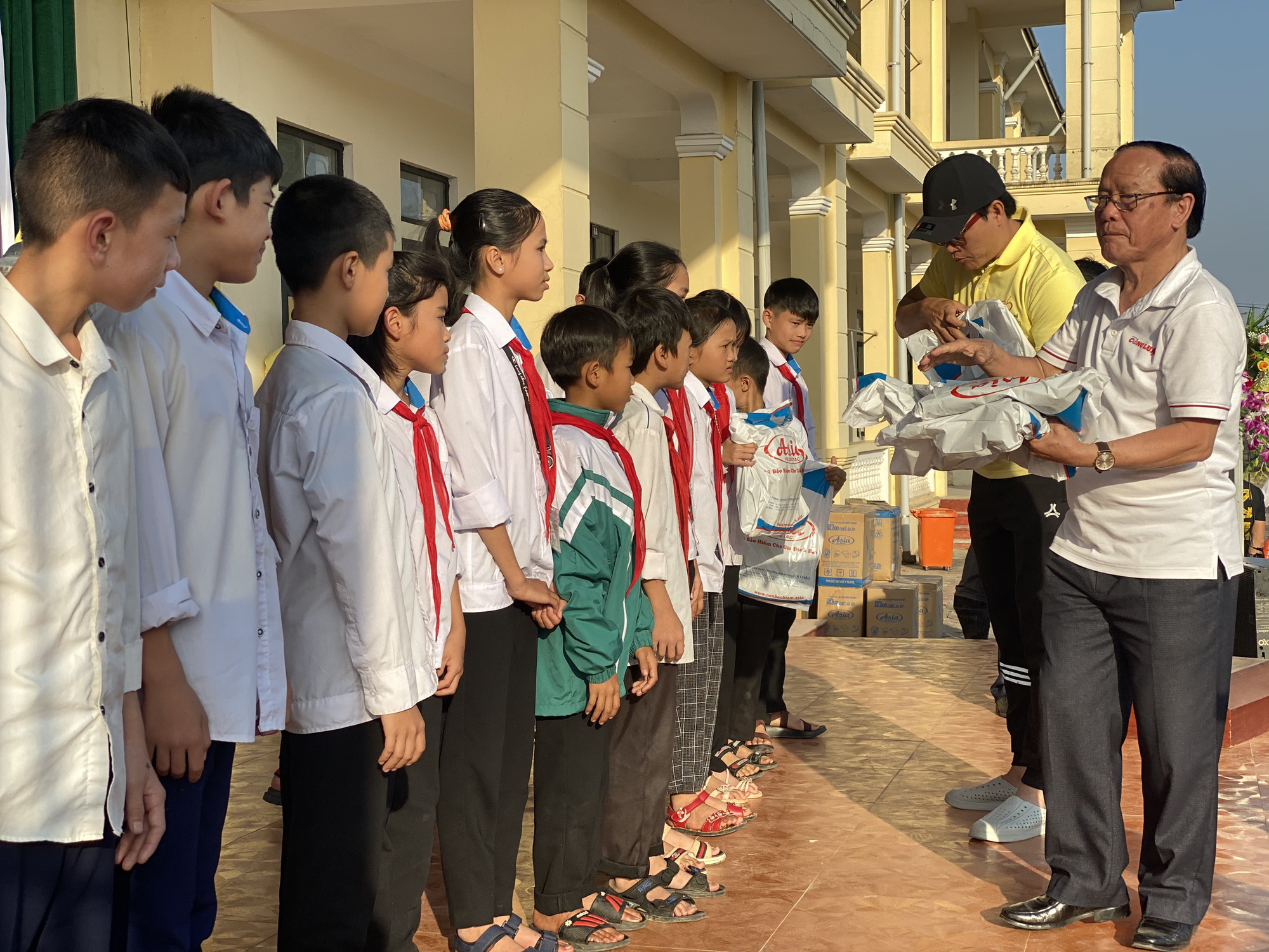 Công ty mũ bảo hiểm Á Châu cùng dàn sao Việt hướng về miền Trung - Ảnh 3.