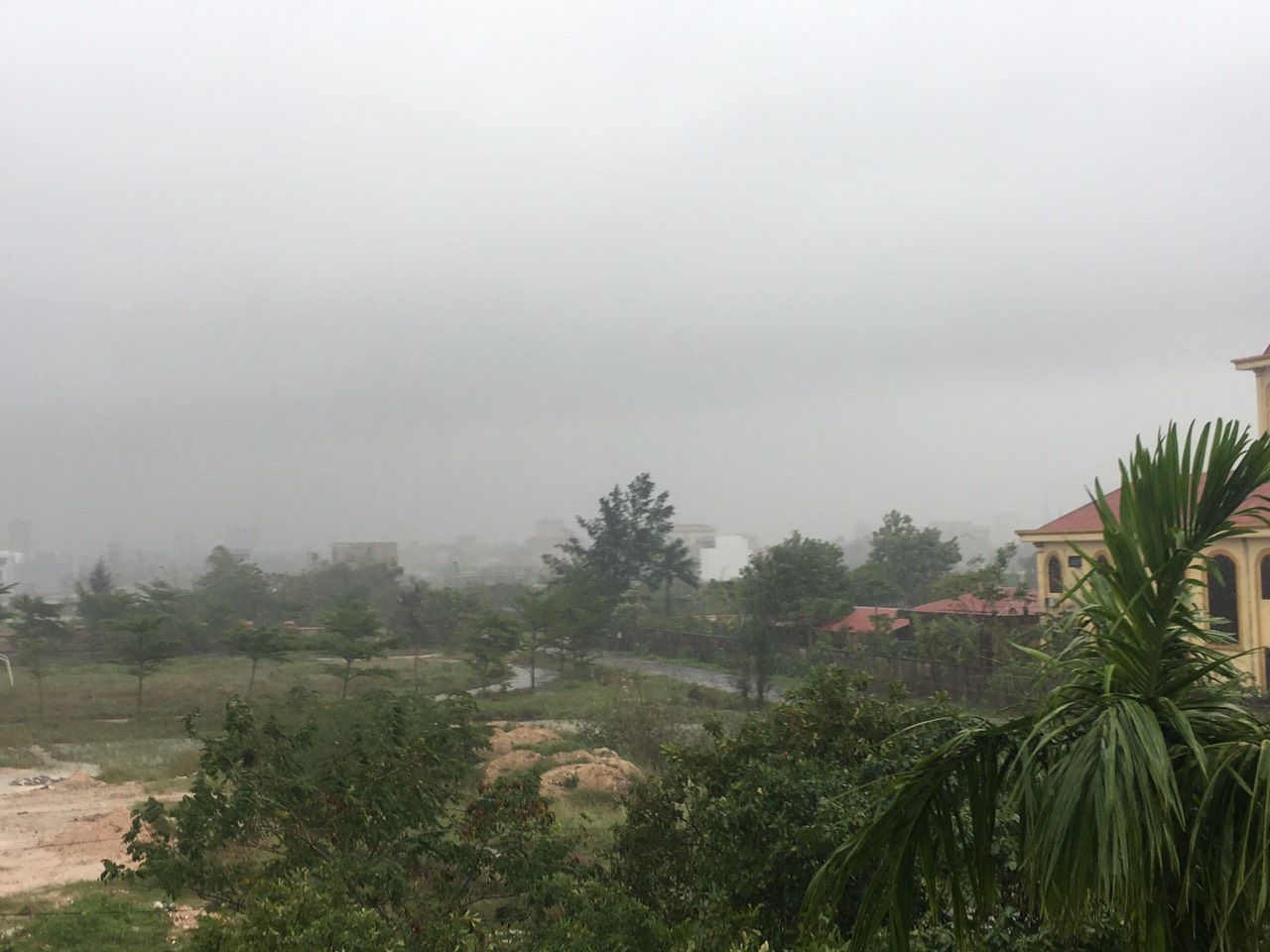 B&atilde;o số 13 đổ bộ Quảng B&igrave;nh, gi&oacute; giật li&ecirc;n hồi, người d&acirc;n gồng m&igrave;nh chống chịu - Ảnh 5.
