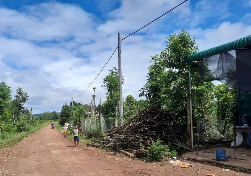 "Chết thèm" vì dây điện chạy trên đầu mà… không có điện!