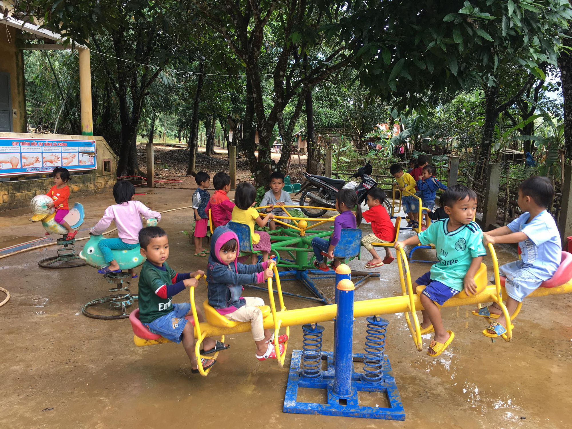 Cảm động nghe tiếng ê a đọc bài trong ngôi trường bị lũ bùn vùi lấp ở Quảng Trị