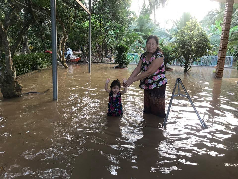 Nhiều tuyến đường ở TP HCM mênh mông nước khi triều cường đạt đỉnh
