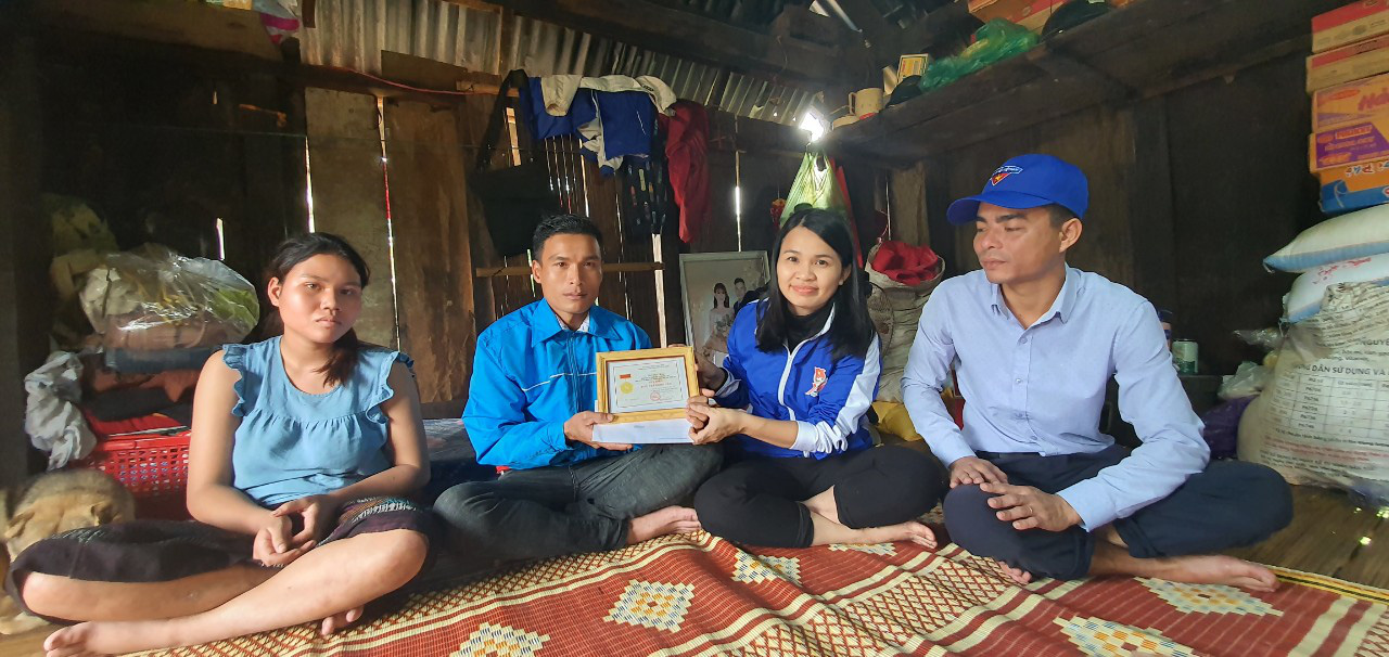 Trao huy hiệu "Tuổi trẻ dũng cảm" cho thanh niên cứu 3 phụ nữ bị lũ cuốn trôi