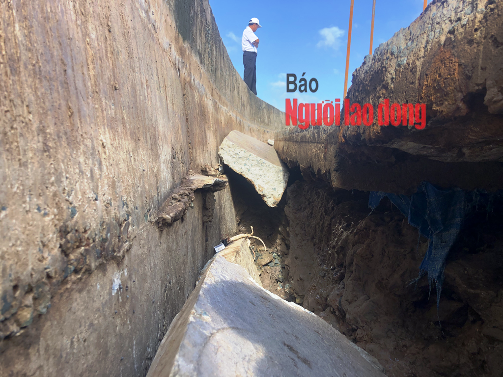 CLIP: Triều cường gây sụt lún kinh hoàng đê kè cửa biển Nhà Mát - Ảnh 3.