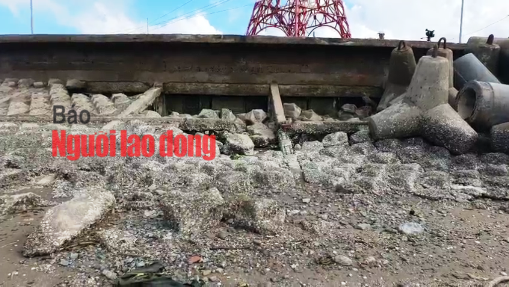 CLIP: Triều cường gây sụt lún kinh hoàng đê kè cửa biển Nhà Mát - Ảnh 4.