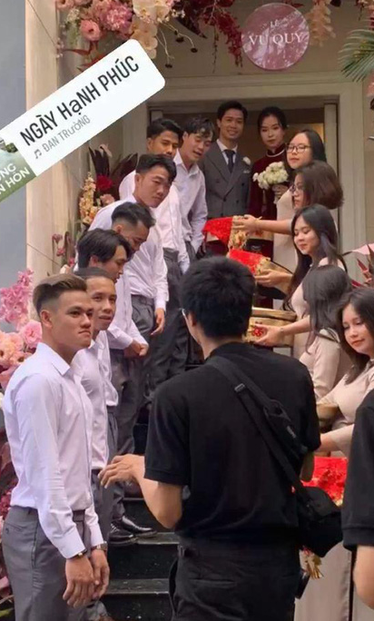 C&ocirc;ng Phượng c&ugrave;ng d&agrave;n sao tuyển Việt Nam h&agrave;o hứng rước c&ocirc; d&acirc;u Vi&ecirc;n Minh - Ảnh 2.