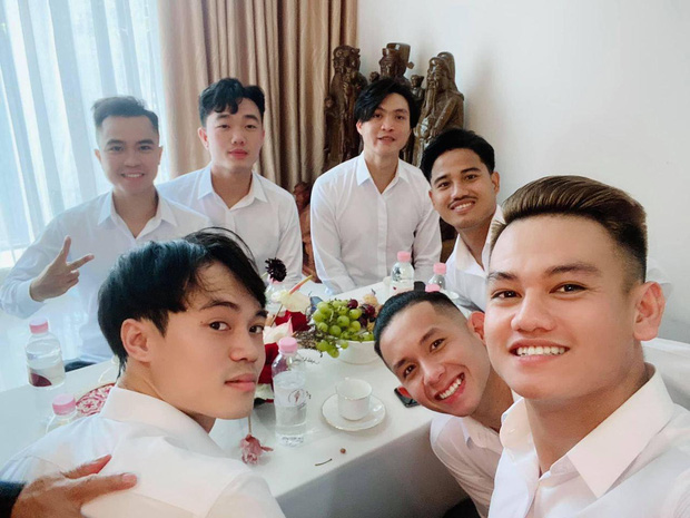 C&ocirc;ng Phượng c&ugrave;ng d&agrave;n sao tuyển Việt Nam h&agrave;o hứng rước c&ocirc; d&acirc;u Vi&ecirc;n Minh - Ảnh 1.