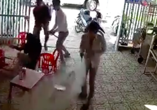 "Giải cứu vợ, chồng đâm chết người": Tạm giữ em trai vì liên quan việc bắt chị gái