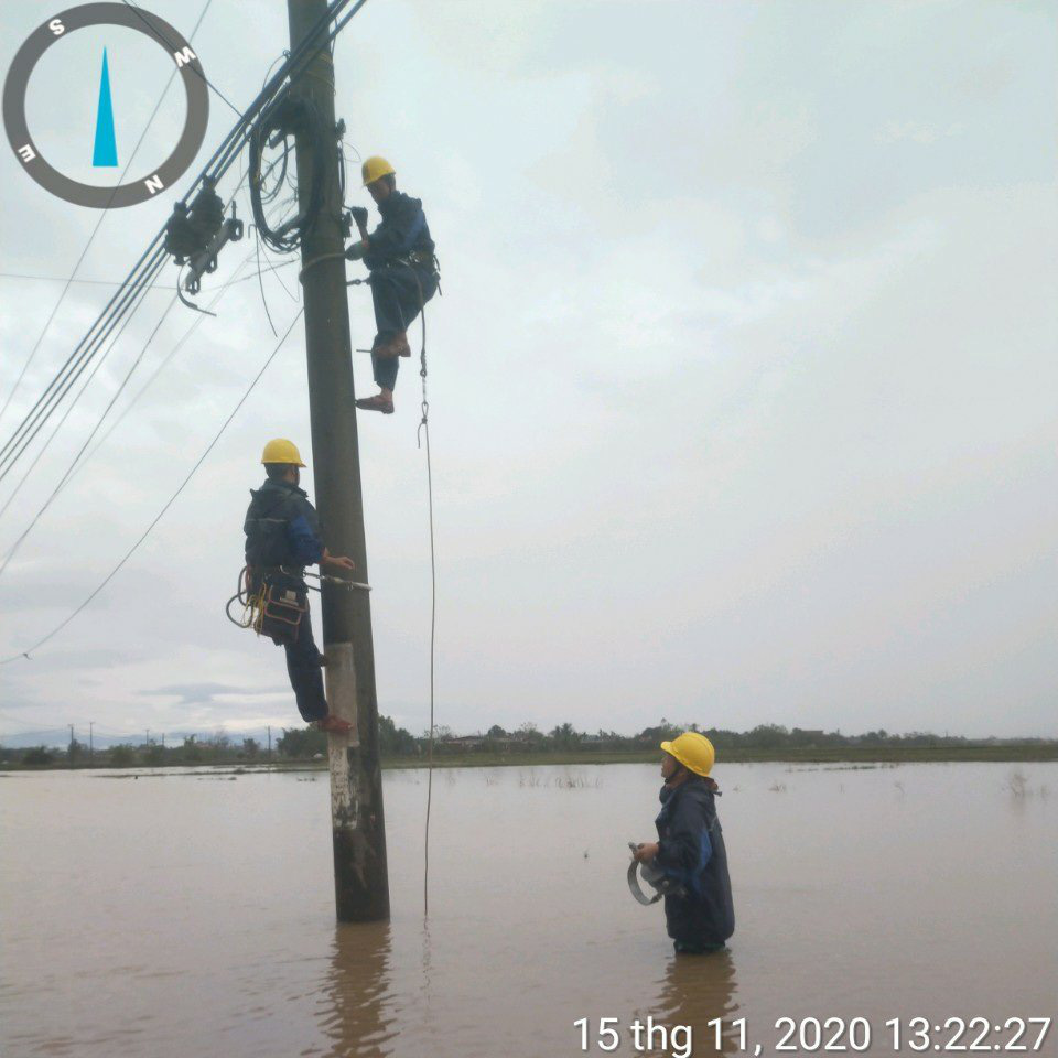 Nỗ lực khôi phục cấp điện cho người dân bị ảnh hưởng bão số 13