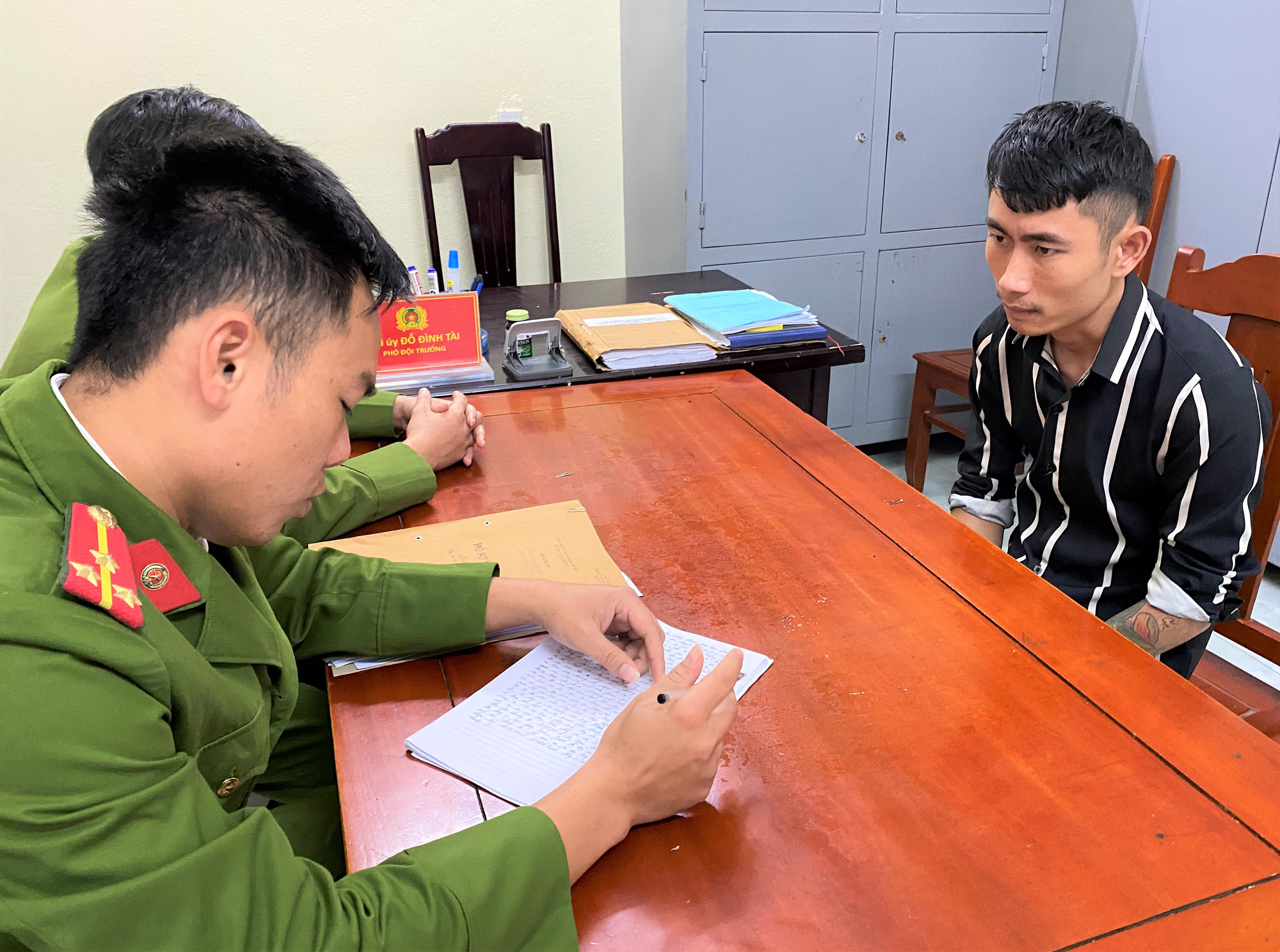 Bắt ổ nh&oacute;m đ&ograve;i tiền bảo k&ecirc; 1 triệu đồng/1 tấn l&aacute; chuối - Ảnh 2.