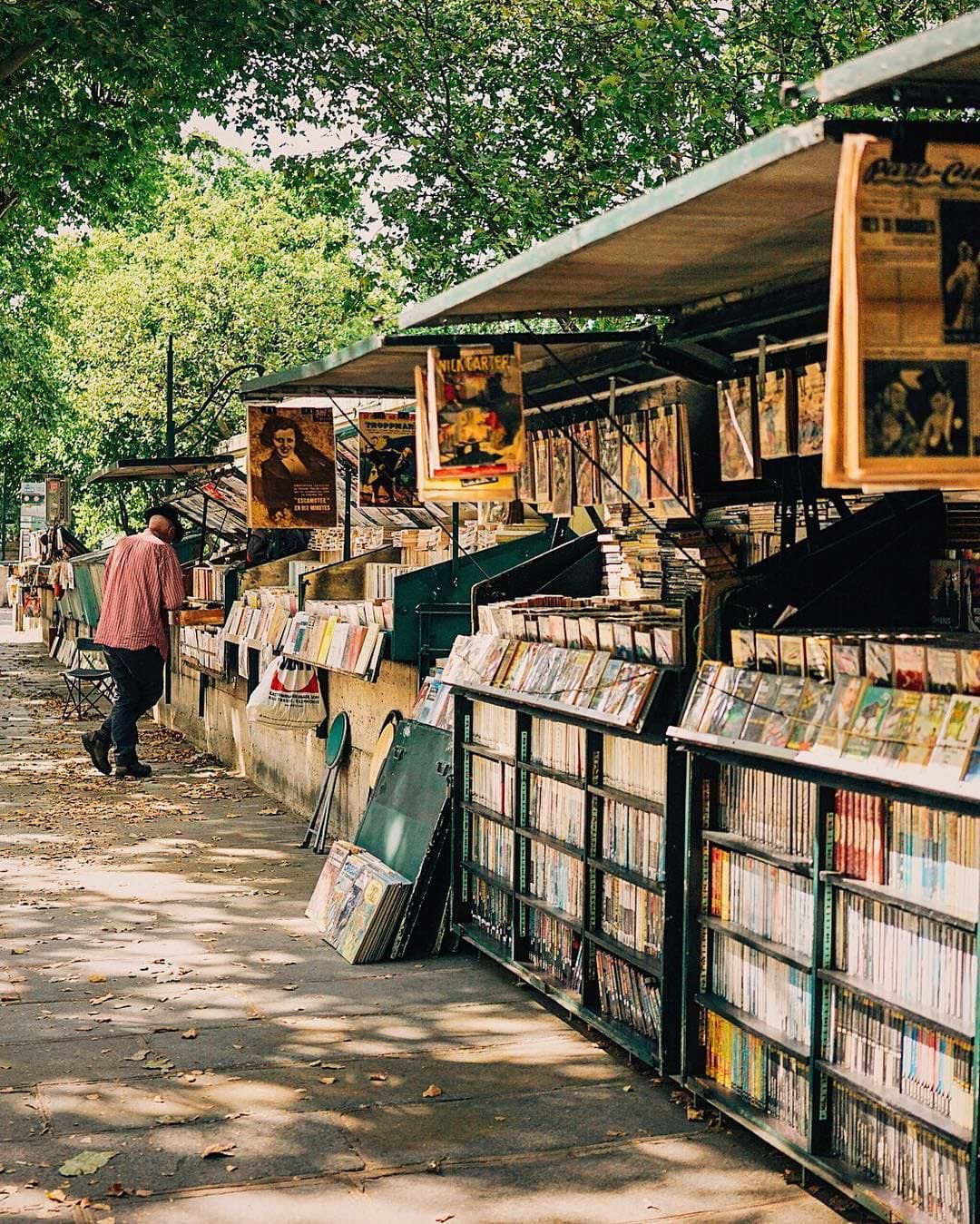 Phố bán sách cũ bên bờ sông Seine