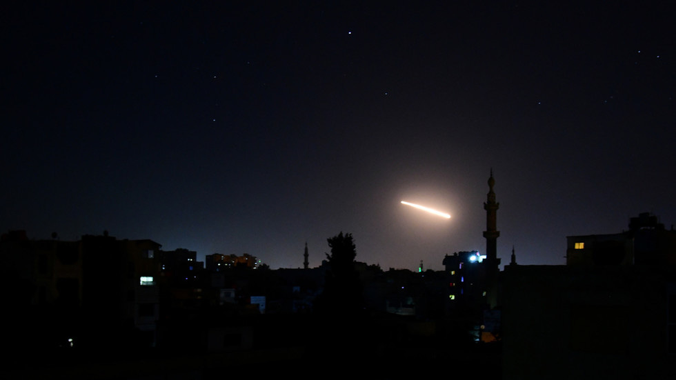 Israel tấn công các khẩu đội tên lửa của Syria, 3 người thiệt mang
