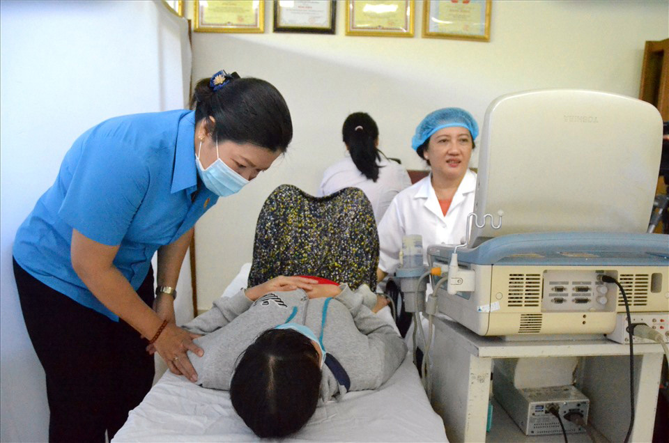 Ki&ecirc;n Giang: Kh&aacute;m bệnh, ph&aacute;t thuốc miễn ph&iacute; cho nữ c&ocirc;ng nh&acirc;n - Ảnh 1.