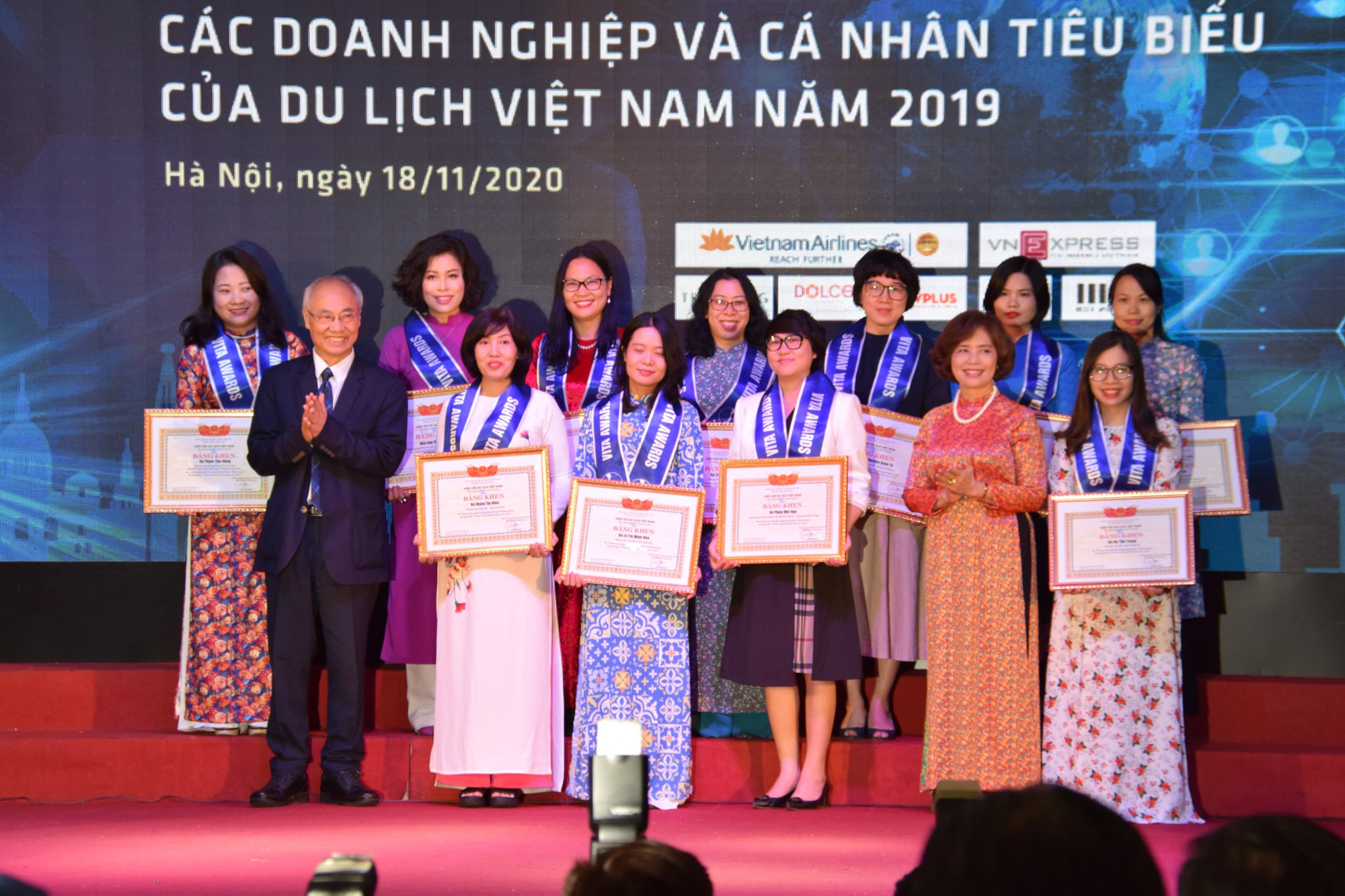 Vinh danh 284 doanh nghiệp và cá nhân tiêu biểu ngành du lịch - Ảnh 1.